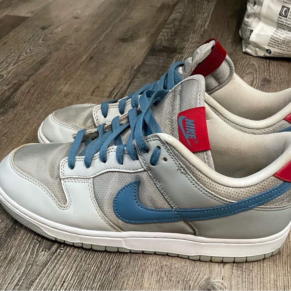 Nike low dunk Sneakers in Gray with Blue and Red Accents like new